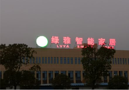 方城楼顶冲孔发光字是怎么安装的?